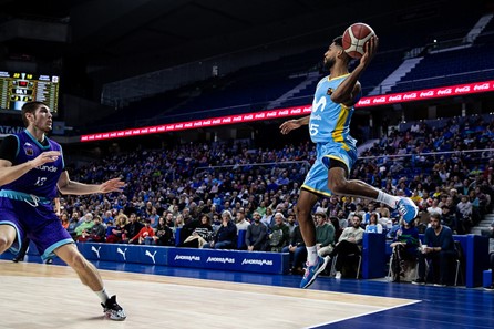 Sean Smith intentado salvar un balón (Foto: Juan Pelegrín)