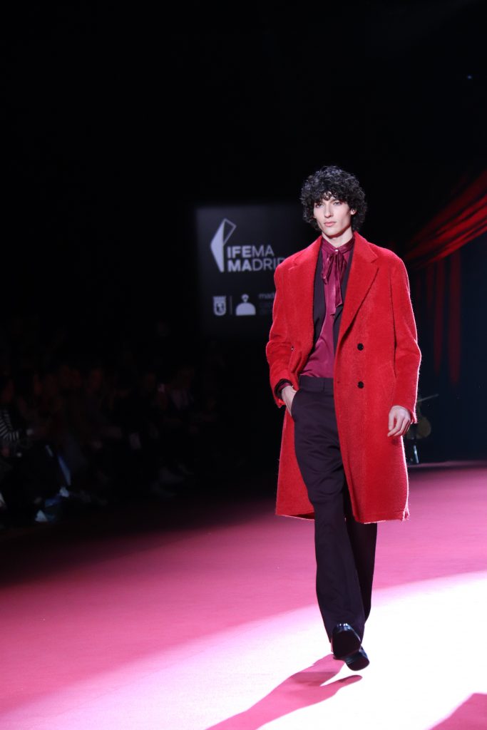 Modelo desfilando por Pedro del Hierro