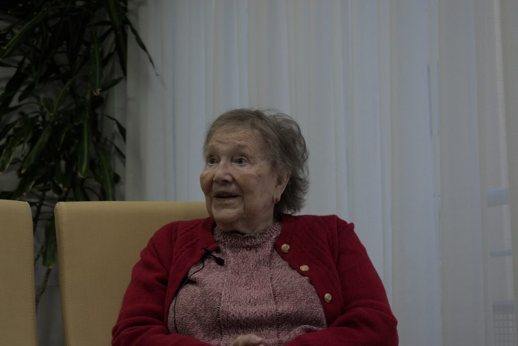 Adela Medrano durante la entrevista en su residencia actual. Fotografía: Gabinete de Comunicación de la Facultad de Ciencias de la Información
