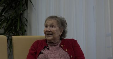 Adela Medrano durante la entrevista en su residencia actual. Fotografía: Gabinete de Comunicación de la Facultad de Ciencias de la Información