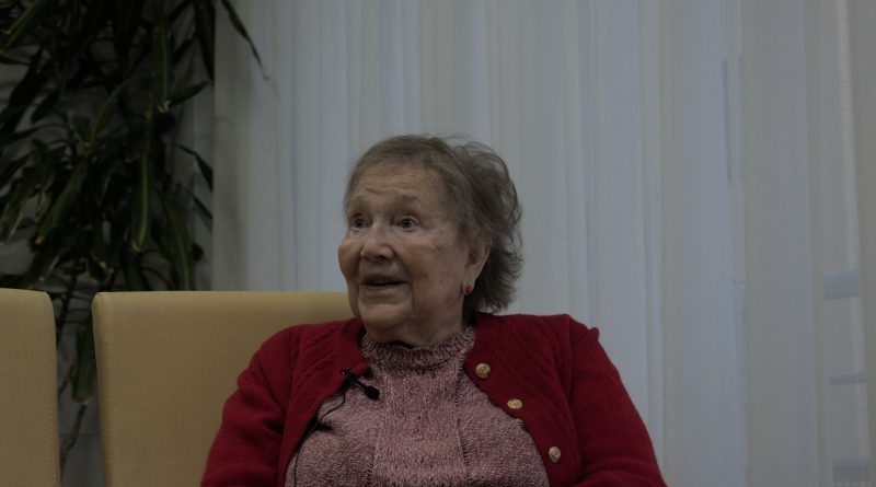 Adela Medrano durante la entrevista en su residencia actual. Fotografía: Gabinete de Comunicación de la Facultad de Ciencias de la Información
