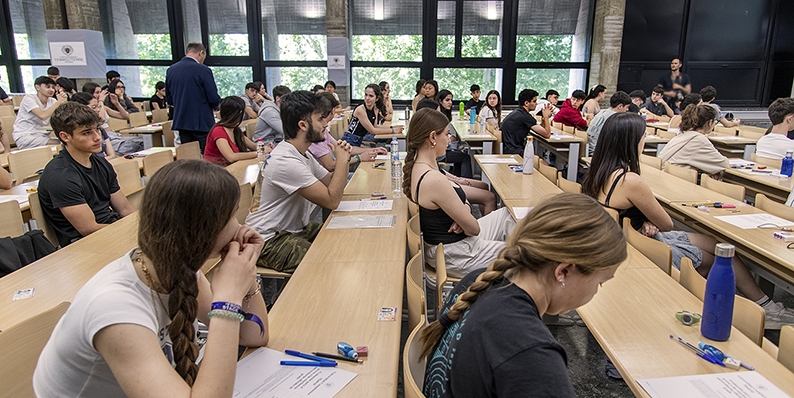 Estudiantes hacen la EvAU