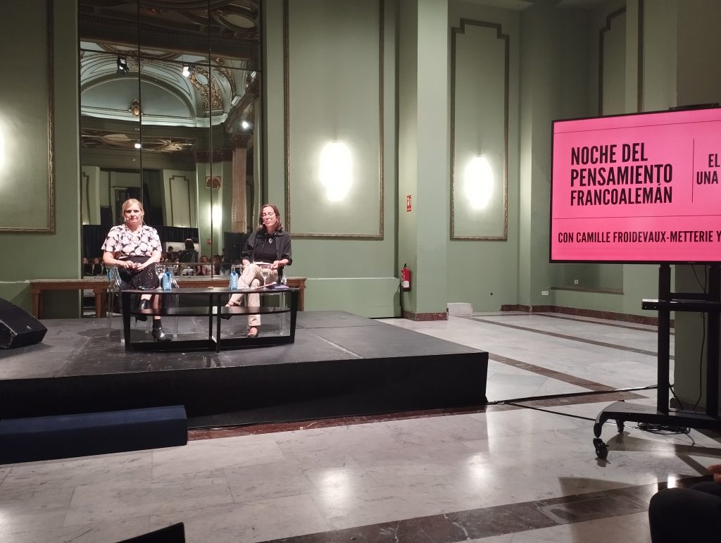 La filósofa Camille Froidevaux-Metterie (izq) junto a la periodista Pilar Gómez en el Festival de las Ideas de Madrid | Irene González