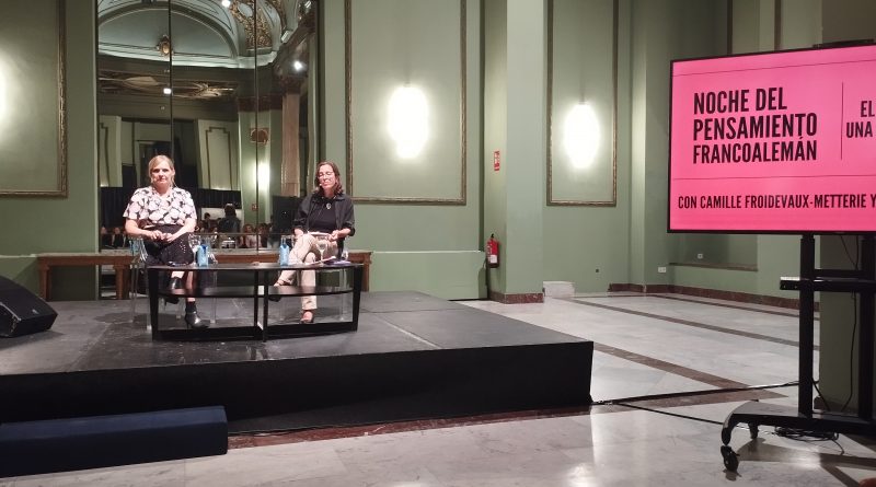 La filósofa Camille Froidevaux-Metterie (izq) junto a la periodista Pilar Gómez en el Festival de las Ideas de Madrid | Irene González