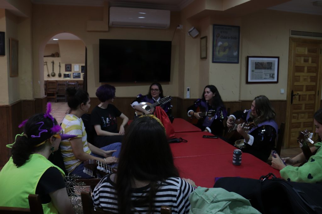 Las voces de la tradición: La Tuna Universitaria Complutense de Madrid, una hermandad femenina que desafía todos los cánones