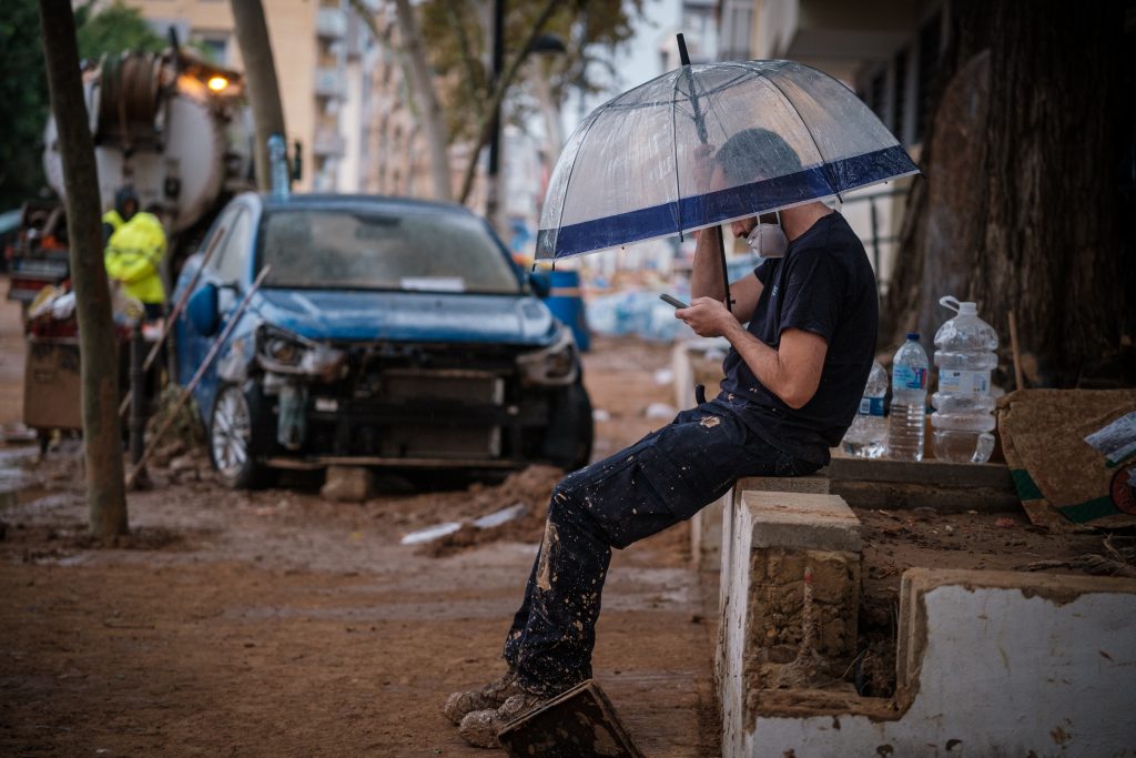 Hombre con paraguas en la DANA