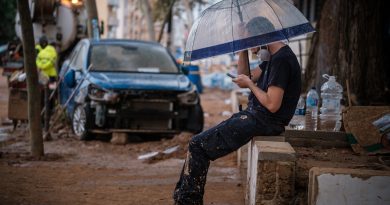 Hombre con paraguas en la DANA