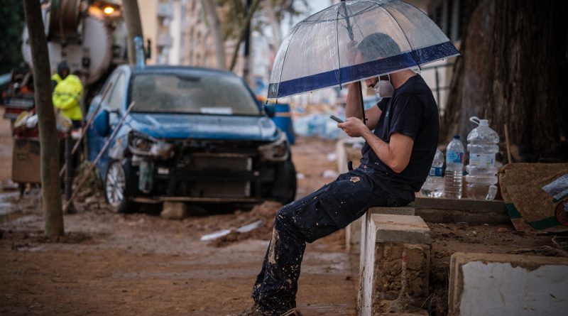 Hombre con paraguas en la DANA