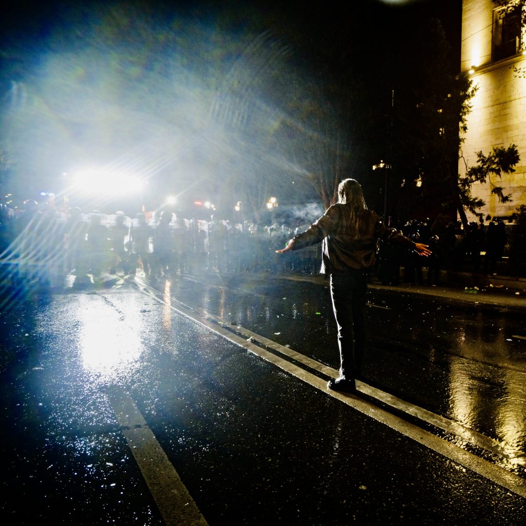 Beatris Gazdeliani se sitúa delante de la manifestación para tratar de impedir el avance policial | Foto: Pedro Pascual