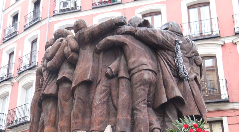El monumento ‘El Abrazo’, dedicado a los abogados asesinados en Atocha, declarado como Lugar de Memoria Democrática