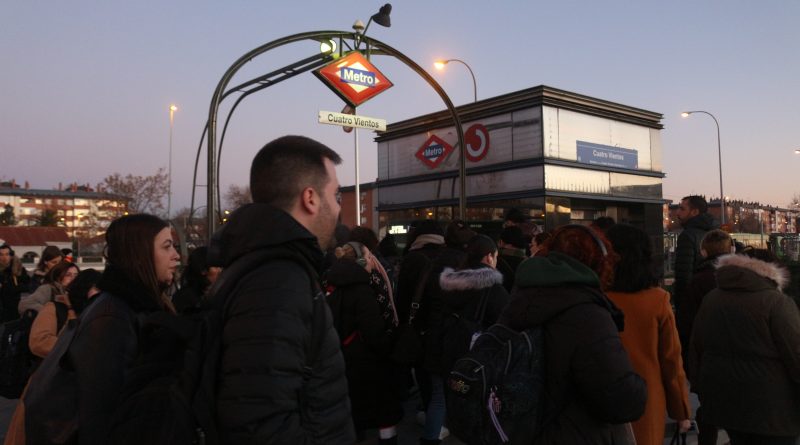 Entrada a la estación de metro de Cuatro Vientos el 15 de enero