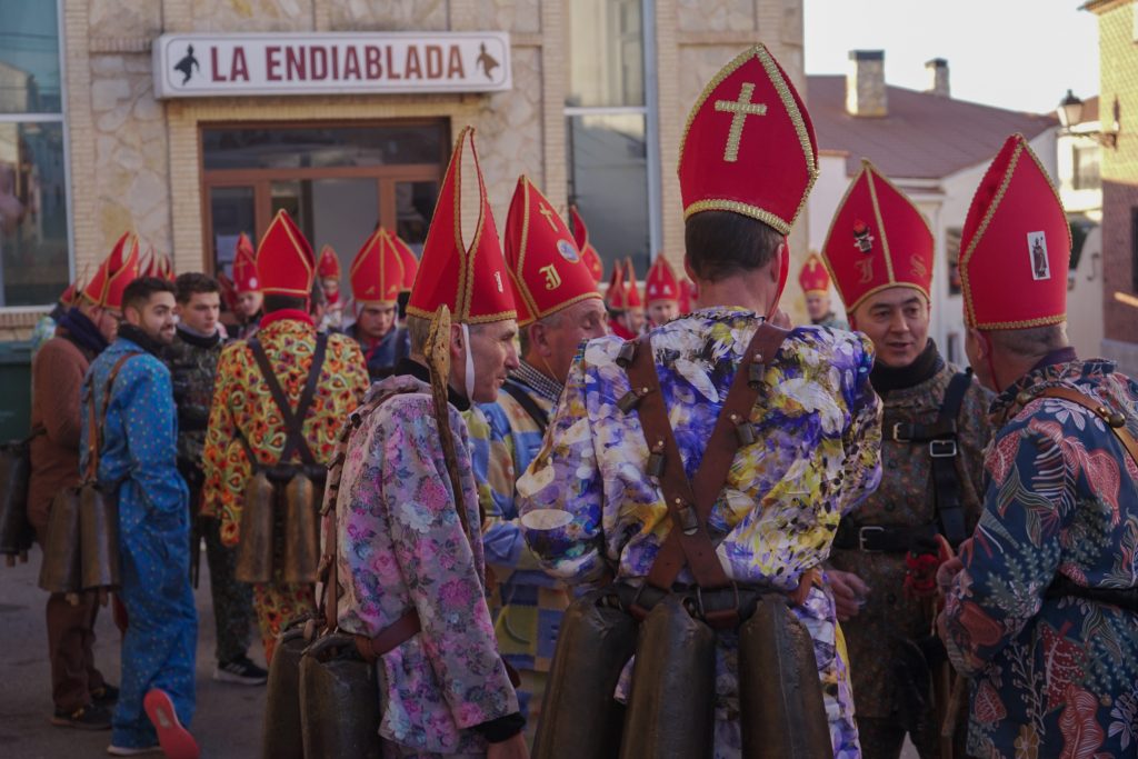 Los almonacideños se reúnen a la entrada del local donde se visten antes de la fiesta | Foto: Natalia Loizaga