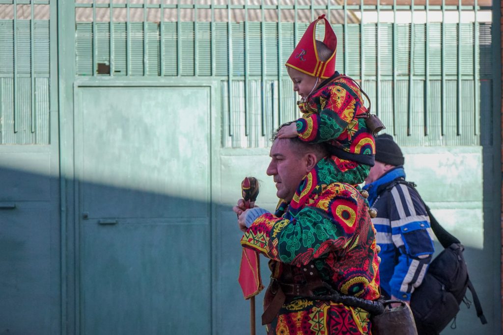 Un pequeño "diablo", a hombros de su padre | Foto: Natalia Loizaga