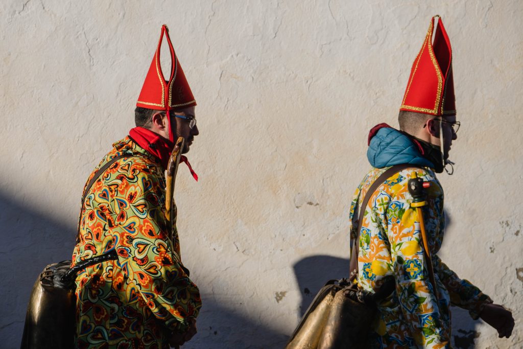 Juego de luces y sombras en las calles de Almonacid del Marquesado durante la Endiablada | Foto: Pedro Pascual