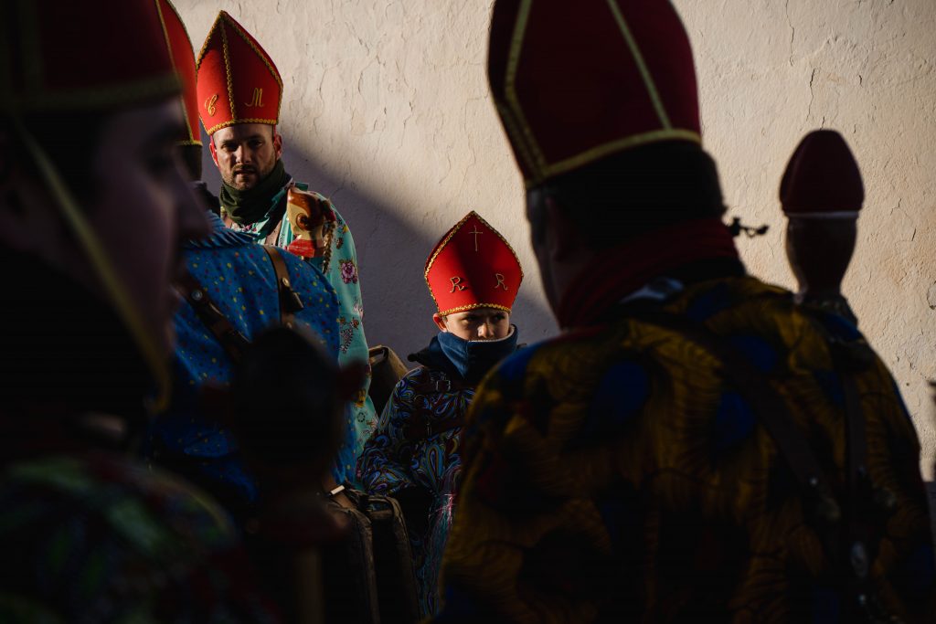 Un niño espera su turno para marchar durante las vueltas al pueblo que dan los vecinos, vestidos de diablos, en la mañana que precede a la tarde de la procesión en honor a san Blas, el 3 de febrero de 2025 | Foto: Pedro Pascual