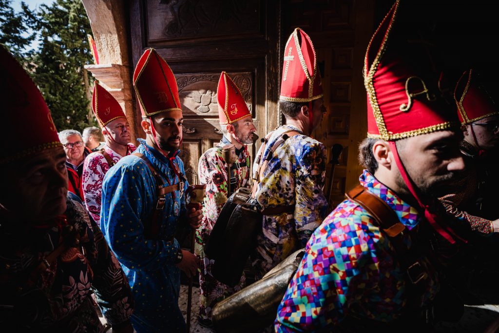 Vecinos de Almonacid del Marquesado entrando a la iglesia de Santiago Apóstol para venerar la imagen de san Blas | Foto: Pedro Pascual