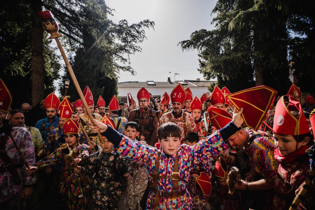 Vecinos jóvenes y adultos de Almonacid del Marquesado esperan la salida en procesión de la figura de san Blas de la iglesia de Santiago Apóstol | Foto: Pedro Pascual