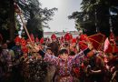 Vecinos jóvenes y adultos de Almonacid del Marquesado esperan la salida en procesión de la figura de san Blas de la iglesia de Santiago Apóstol | Foto: Pedro Pascual