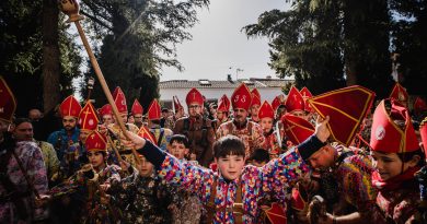 Vecinos jóvenes y adultos de Almonacid del Marquesado esperan la salida en procesión de la figura de san Blas de la iglesia de Santiago Apóstol | Foto: Pedro Pascual