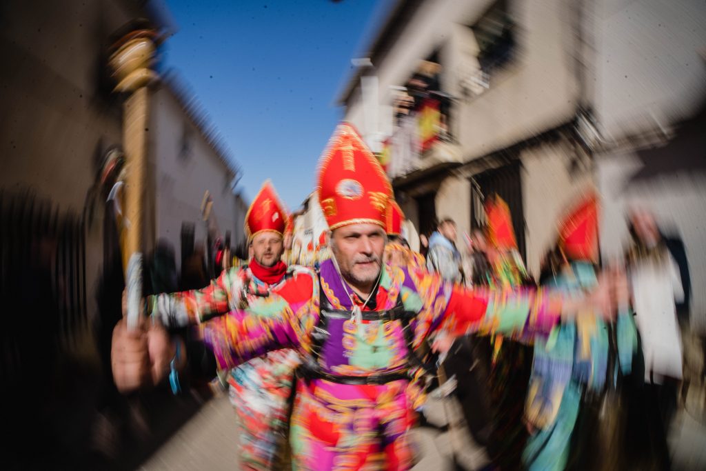 Fotografía con larga exposición de la danza de un diablo de Almonacid del Marquesado, este 3 de febrero de 2025 | Foto: Pedro Pascual