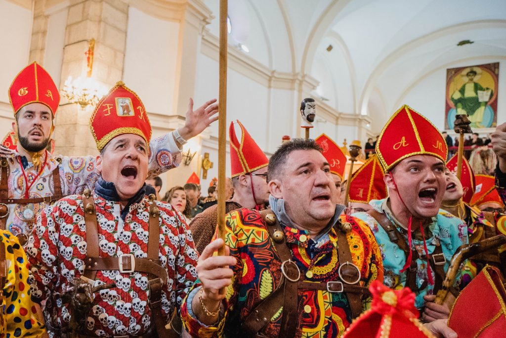 “Viva san Blas”, gritan los almonacideños durante el regreso de la imagen del santo al interior de la iglesia de Santiago Apóstol | Foto: Pedro Pascual