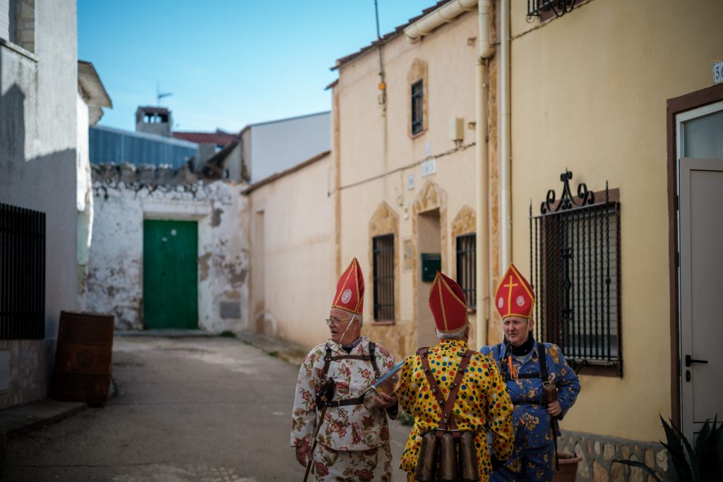 Durante el recorrido, los "diablos" recaudan dinero para las fiestas llamando a las puertas de las casas | Foto: Marcos Villaoslada
