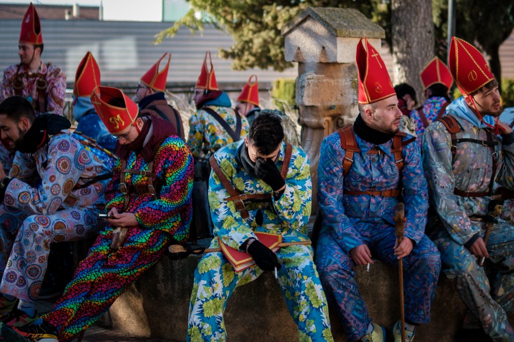 "Diablos" descansando durante las vueltas por Almonacid del Marquesado | Foto: Marcos Villaoslada