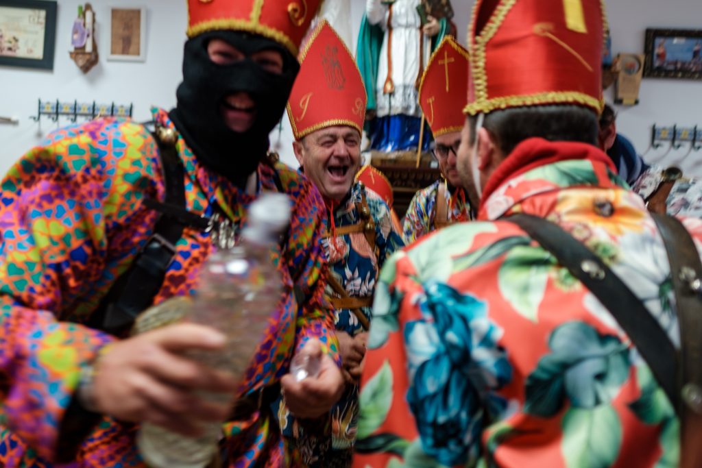 Los "diablos" bebiendo anís antes de empezar a marchar por el pueblo | Foto: Marcos Villaoslada