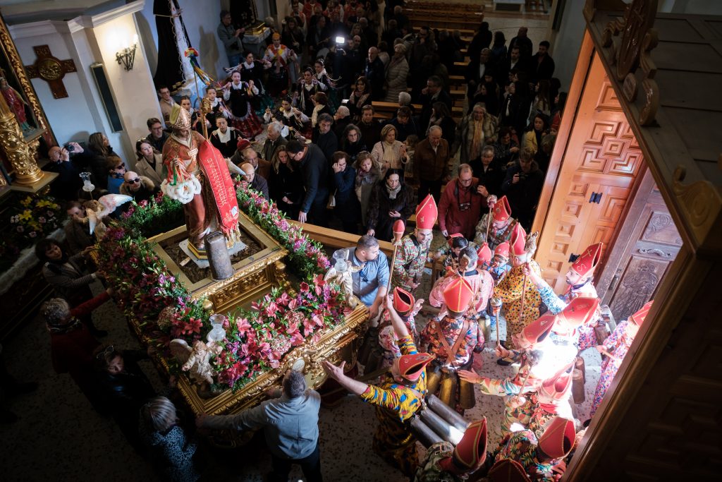 La procesión a punto de salir de la iglesia | Foto: Marcos Villaoslada