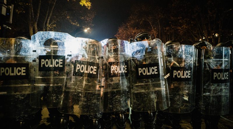 Policia georgiana protegiendose con escudos durante una protesta proeuropea en Tiflis, Georgia, el 6 de diciembre de 2024 | Foto: Pedro Pascual