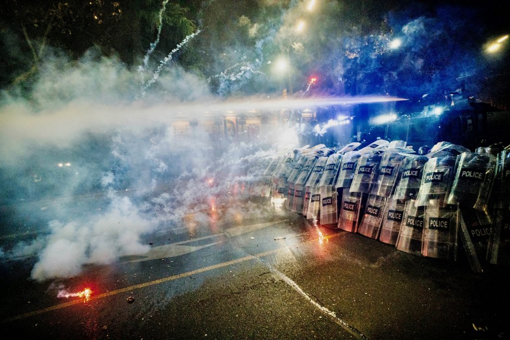Policía georgiana contra los proeuropeos.