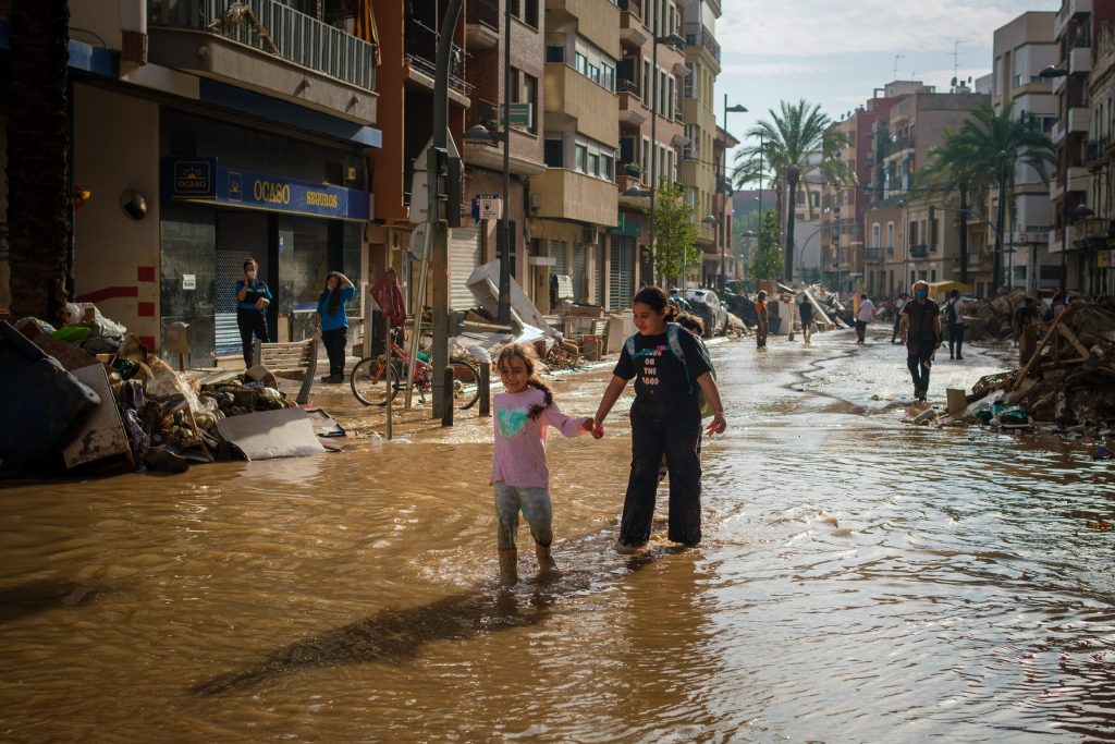 Niñas en zona inundada por la DANA