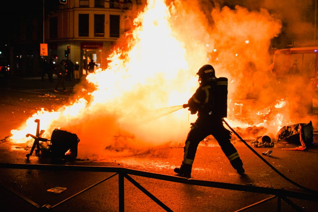 Bomberos apagando fuego en Ferraz