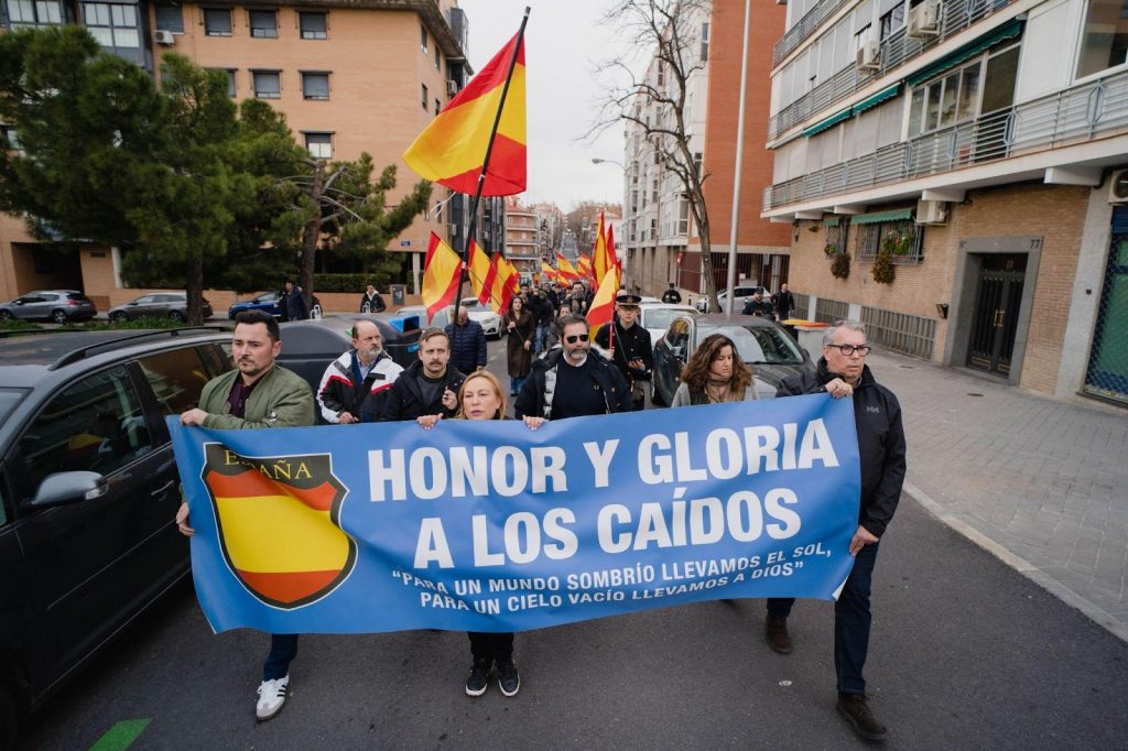 Cabecera de la marcha, en completo silencio, salvo por un tambor que marcaba el paso | Foto: Pedro Pascual