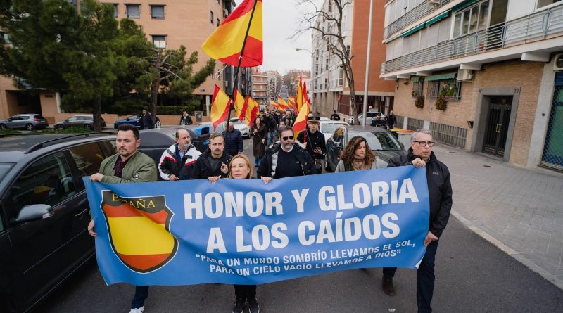 Cabecera de la marcha, en completo silencio, salvo por un tambor que marcaba el paso | Foto: Pedro Pascual