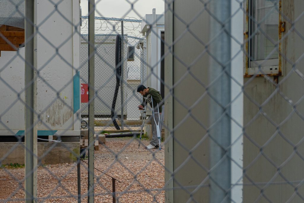 Un refugiado dentro del campo de refugiados de Malakasa l Foto: Mario Morón