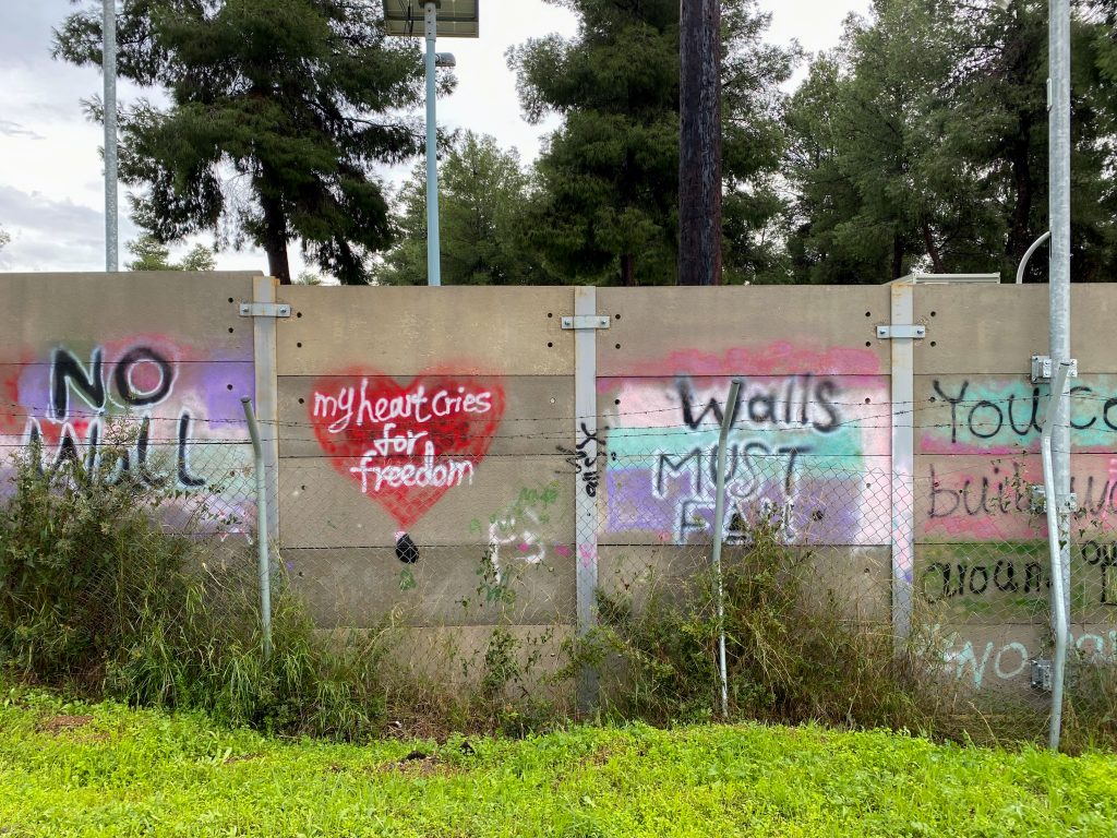 El muro que separa al campo de refugiados de Ritsona del exterior I Foto: Mario Morón