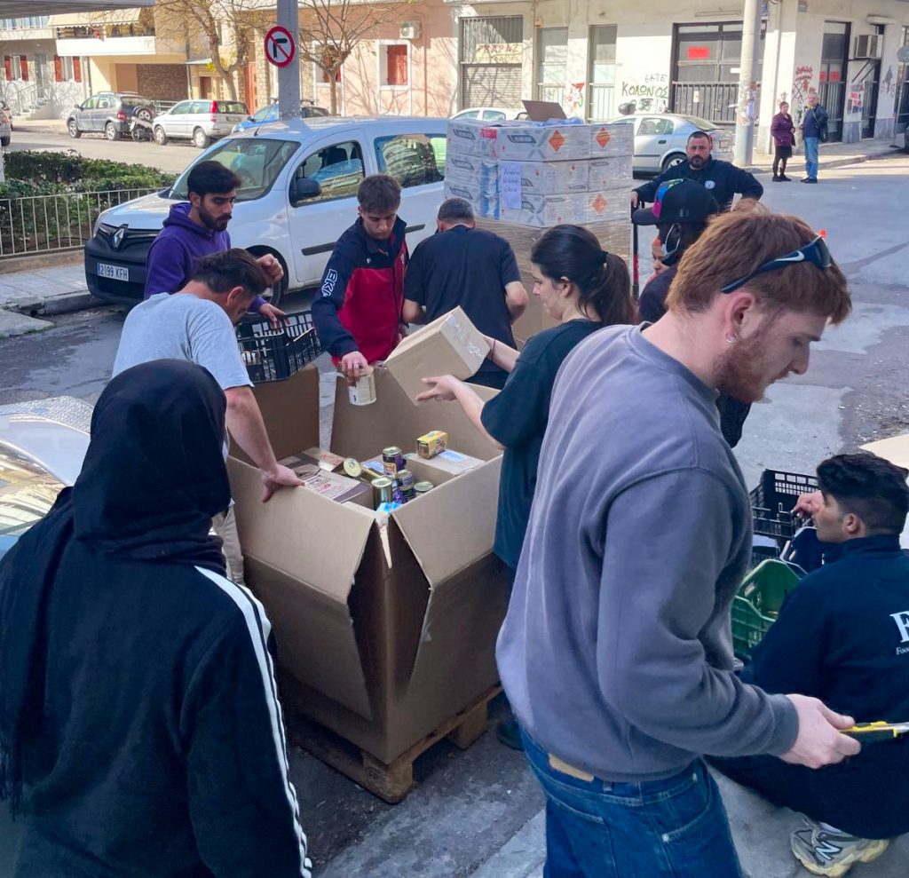 Reparto de comida en la sede de SOS Refugiados en Atenas I Foto: SOS Refugiados