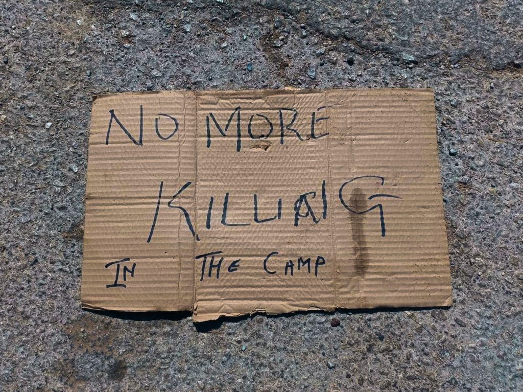 Pancarta en una manifestación contra la violencia en el campo de refugiados de Malakasa I Foto: SOS Refugiados