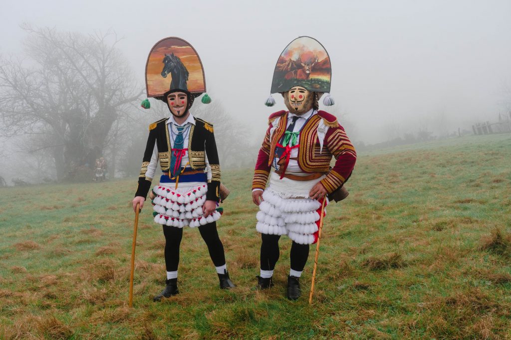 Manuel González y Rubén García (de Maceda y Castro Escuadro respectivamente) vestidos de felos en la aldea de Castro Escuadro (Ourense) | Foto: Pedro Pascual