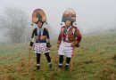 Manuel González y Rubén García (de Maceda y Castro Escuadro respectivamente) vestidos de felos en la aldea de Castro Escuadro (Ourense) | Foto: Pedro Pascual