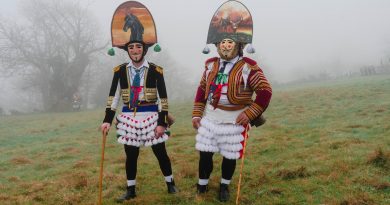 Manuel González y Rubén García (de Maceda y Castro Escuadro respectivamente) vestidos de felos en la aldea de Castro Escuadro (Ourense) | Foto: Pedro Pascual
