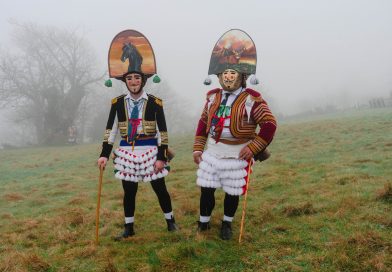 Manuel González y Rubén García (de Maceda y Castro Escuadro respectivamente) vestidos de felos en la aldea de Castro Escuadro (Ourense) | Foto: Pedro Pascual