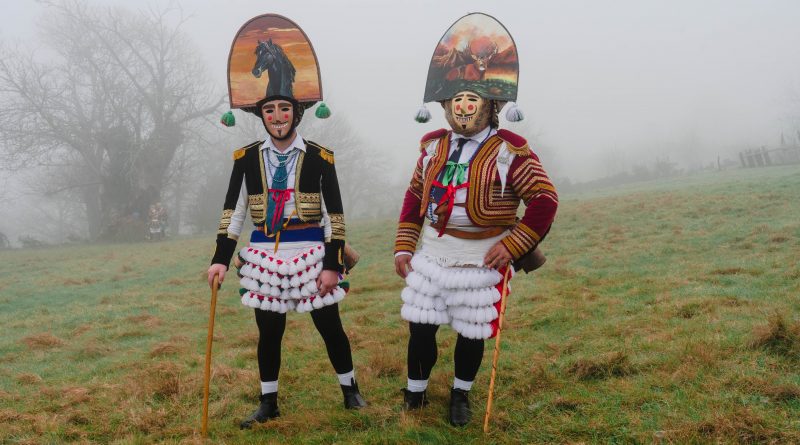 Manuel González y Rubén García (de Maceda y Castro Escuadro respectivamente) vestidos de felos en la aldea de Castro Escuadro (Ourense) | Foto: Pedro Pascual