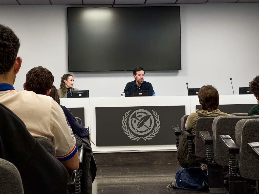 El periodista Argemino Barro en la conferencia junto a la profesora Beatriz C. Martínez | Foto: Pedro Pascual