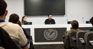 El periodista Argemino Barro en la conferencia junto a la profesora Beatriz C. Martínez | Foto: Pedro Pascual