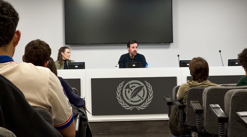 El periodista Argemino Barro en la conferencia junto a la profesora Beatriz C. Martínez | Foto: Pedro Pascual
