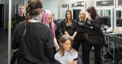 Un equipo de maquillaje de la MBFW prepara a una modelo para un desfile | Foto: Chenoa Aguilar