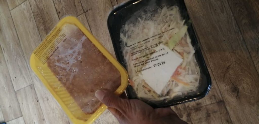 Los paquetes de comida que reciben en Malakasa l Foto: SOS Refugiados