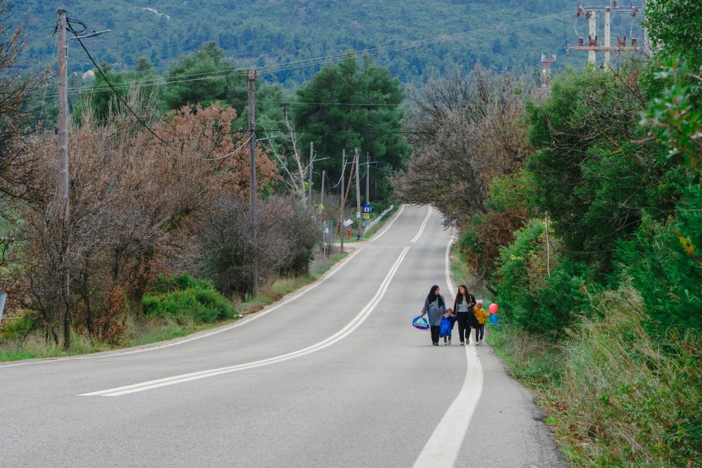 Una familia regresa al campo de Malakasa I Foto: Mario Morón